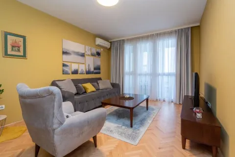 Dnevna soba sa garniturom, foteljom, stočićem i televizorom. - image 10