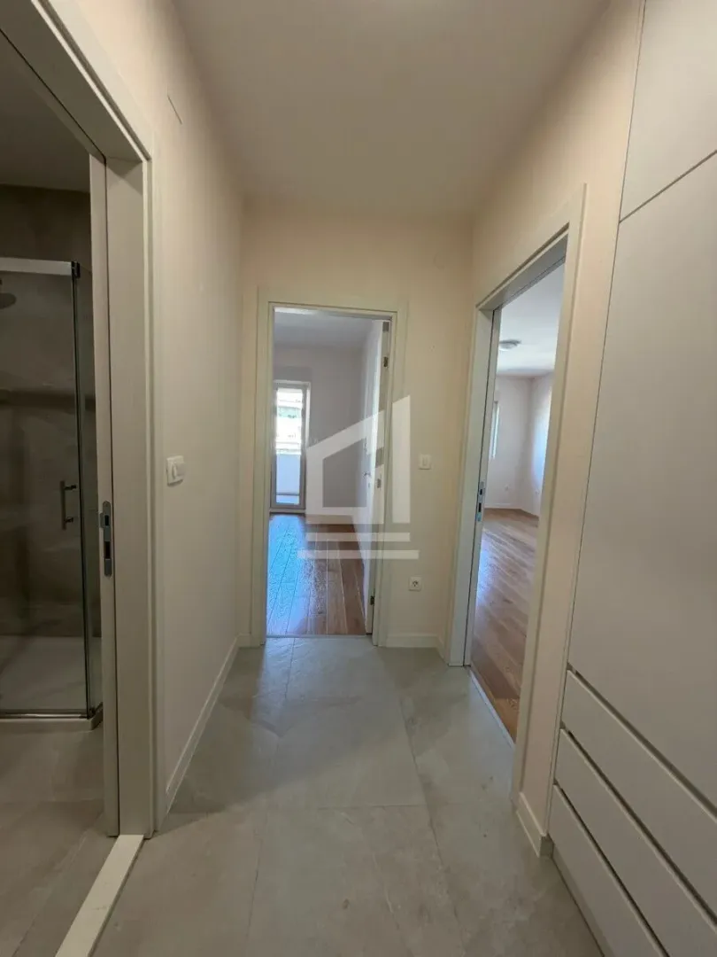 Izdavanje, jednosoban stan, 49m², Central Point, Podgorica