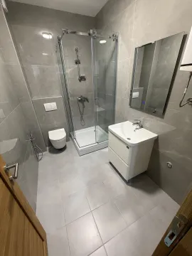 Moderno opremljeno kupatilo sa tuš kabinom i umivaonikom. - image 7
