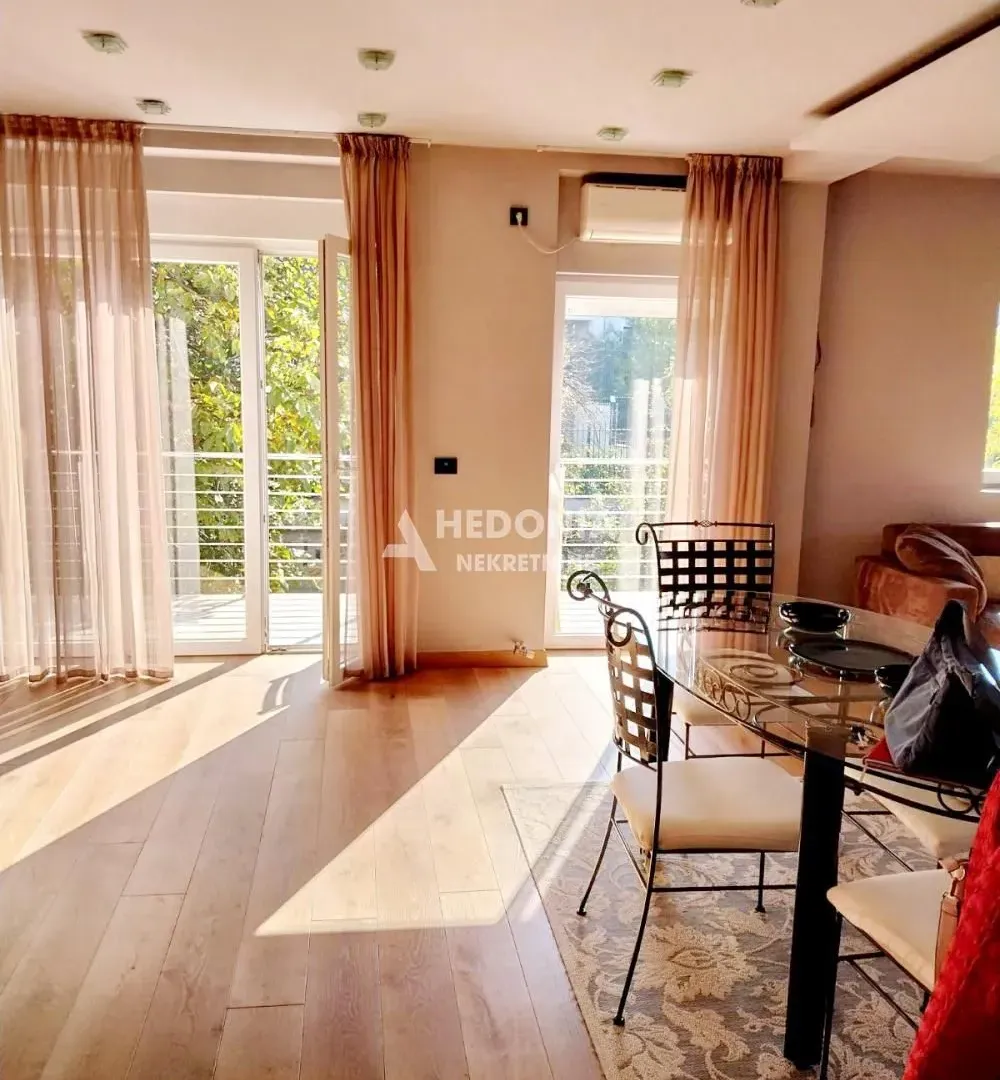 Izdavanje, četvorosoban stan, 120m², Savski Venac, Beograd