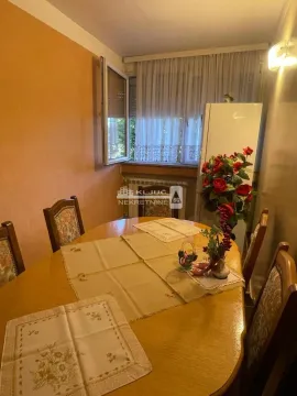 Trpezarija sa drvenim stolom i stolicama pored prozora. - image 13