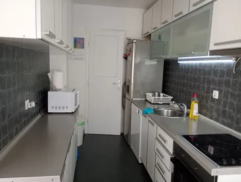 Manja opremljena kuhinja sa belim elementima i ugrađenom tehnikom. - image 6