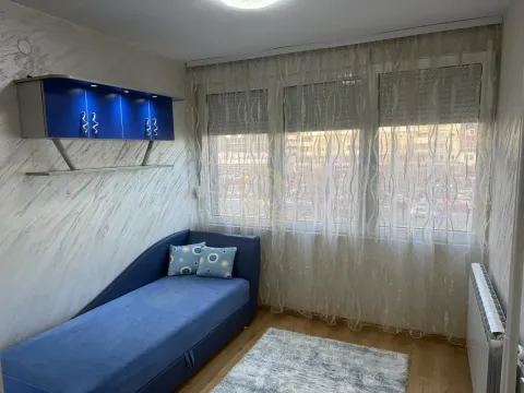 Manja spavaća soba sa krevetom na razvlačenje i velikim prozorom. - image 12