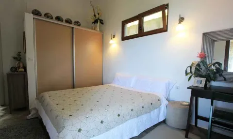 Svijetla spavaća soba sa bračnim krevetom i ugradnim ormarom. - image 16