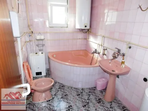Kupatilo sa roze sanitarijama, kadom i pločicama na zidovima. - image 32