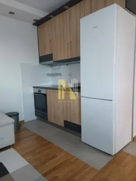 Moderna kuhinja sa drvenim elementima i belim frižiderom. - image 6