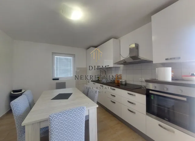 Izdavanje, dvosoban stan, 90m², Mrčevac, Tivat