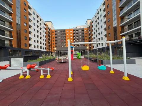 Dvorište moderne stambene zgrade sa dječijim igralištem. - image 18