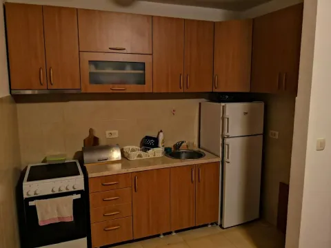 Jednostavna kuhinja sa drvenim elementima i bijelom tehnikom. - image 11