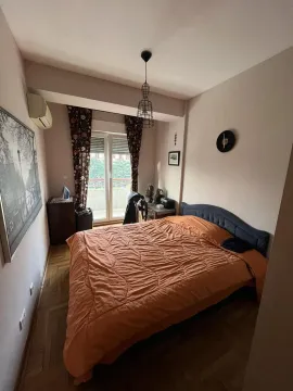 Spavaća soba sa velikim krevetom i izlazom na balkon. - image 8