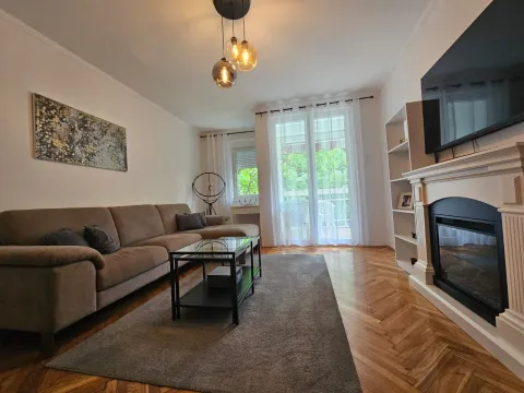 Dnevna soba sa garniturom, kaminom i izlazom na terasu. - image 6