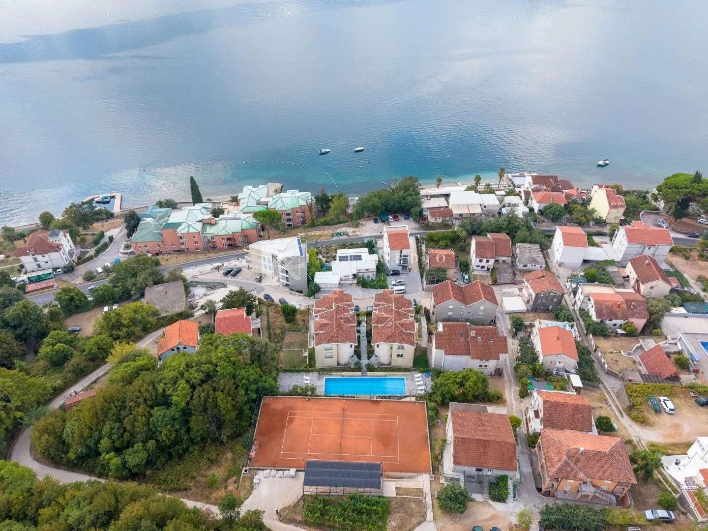 Pogled iz vazduha na obalu i naselje pored mora.