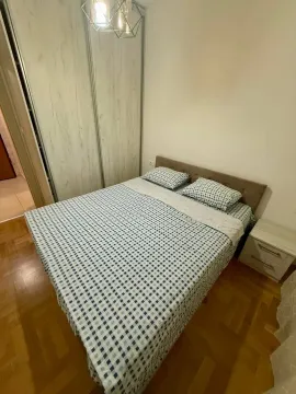 Namještena spavaća soba sa bračnim krevetom, plakarom i noćnim stočićem. - image 4
