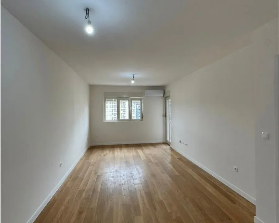 Izdavanje, jednosoban stan, 49m², Central Point, Podgorica