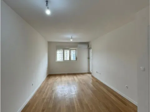 Izdavanje, jednosoban stan, 49m², Central Point, Podgorica