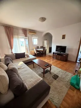 Dnevni boravak sa garniturom, stočićem i televizorom. - image 3