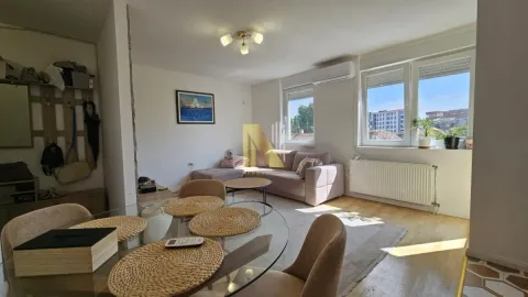 Dnevna soba sa garniturom za sedenje i trpezarijskim stolom. - image 2
