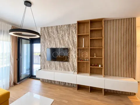 Dnevna soba sa modernim namještajem, televizorom i izlazom na terasu. - image 3