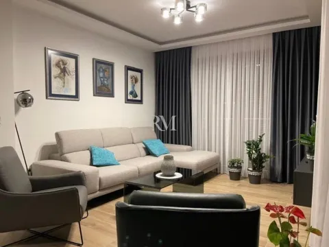 Sale, three bedroom apartment, 98m², Dobrota, Kotor - image 2