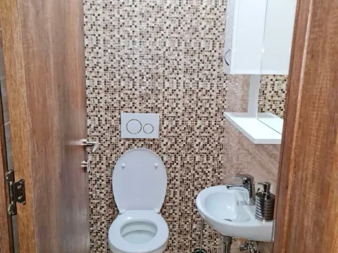 Izdavanje, kuća, 150m², Grbe, Danilovgrad - image 10