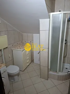 Kupatilo sa tuš kabinom, toaletom i veš mašinom. - image 7