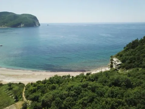 Pogled iz vazduha na more, plažu i zelenu obalu. - image 2
