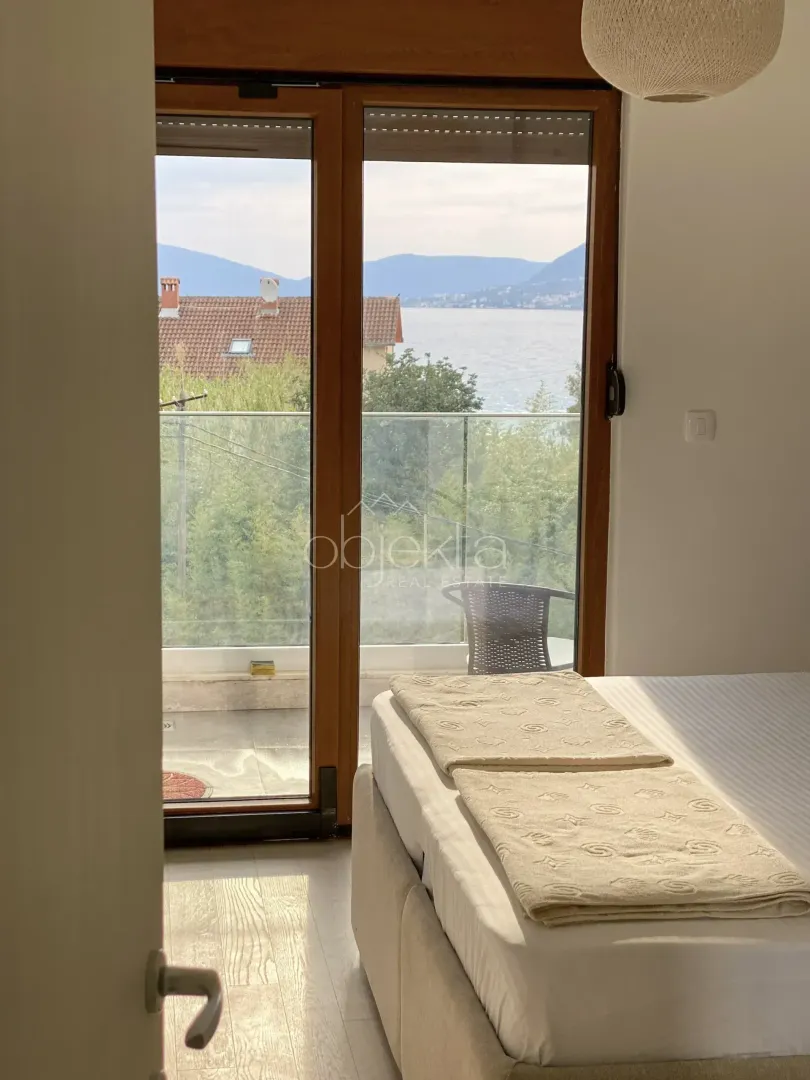 Bedroom with a sea view and access to the terrace.