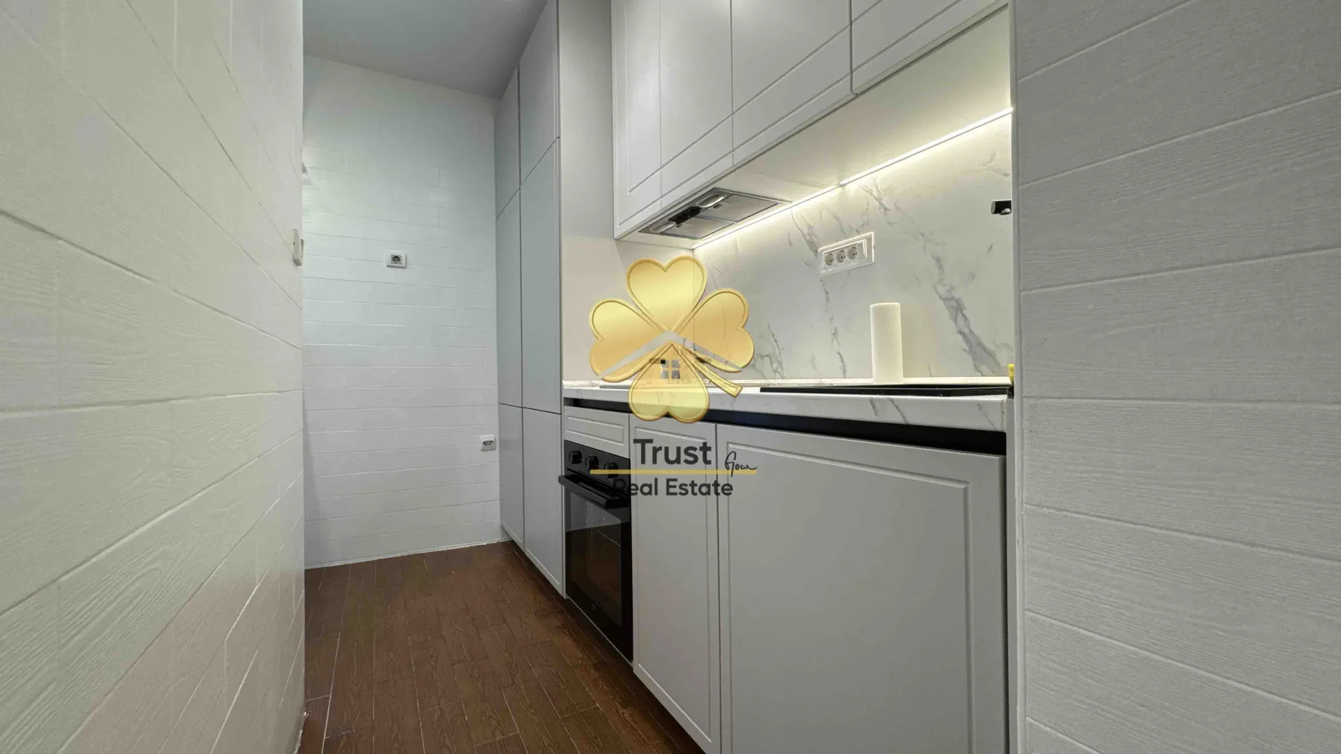 Izdavanje, trosoban stan, 90m², Obala Morače, Podgorica