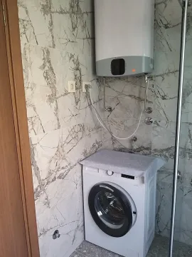 Kupatilo sa mermernim pločicama, veš mašinom i bojlerom. - image 3