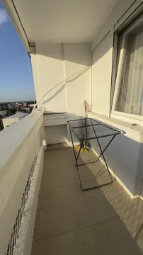 Pogled na prostrani balkon sa stalkom za sušenje veša. - image 16