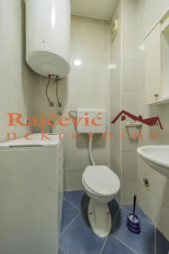Manje kupatilo sa sanitarijama, bojlerom i veš mašinom. - image 16