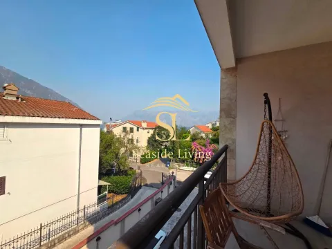 Terasa sa pogledom na naselje i okolne planine. - image 17
