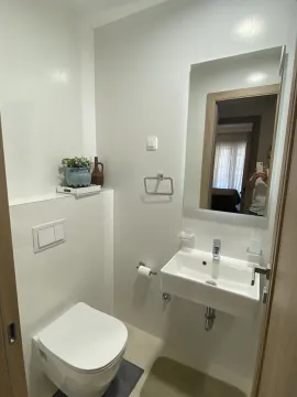 Svijetlo i moderno kupatilo sa visećom toalet šoljom i ogledalom. - image 15