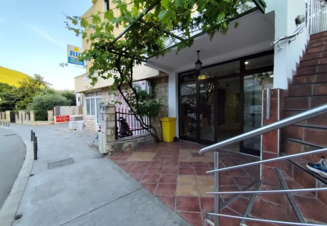 Izdavanje, poslovni prostor, 60m², Babilonija, Budva