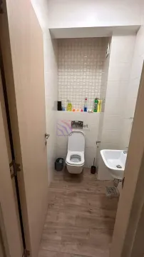 Manje kupatilo sa bijelim pločicama i sanitarijama. - image 5