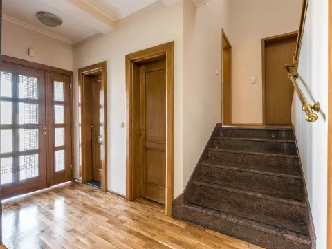 Izdavanje, kuća, 370m², Zabjelo, Podgorica - image 33