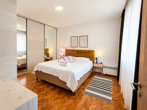 Furnished bedroom with a double bed and a mirrored built-in wardrobe. - image 5
