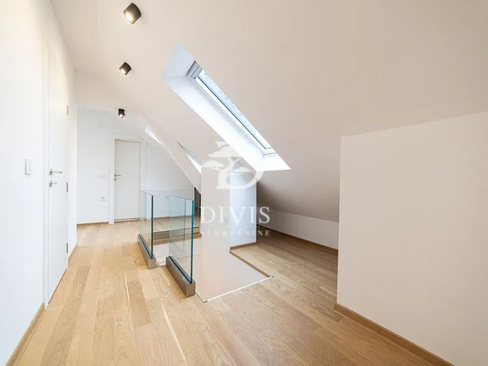 Prodaja, četvorosoban stan, 131m², Stari Grad, Beograd