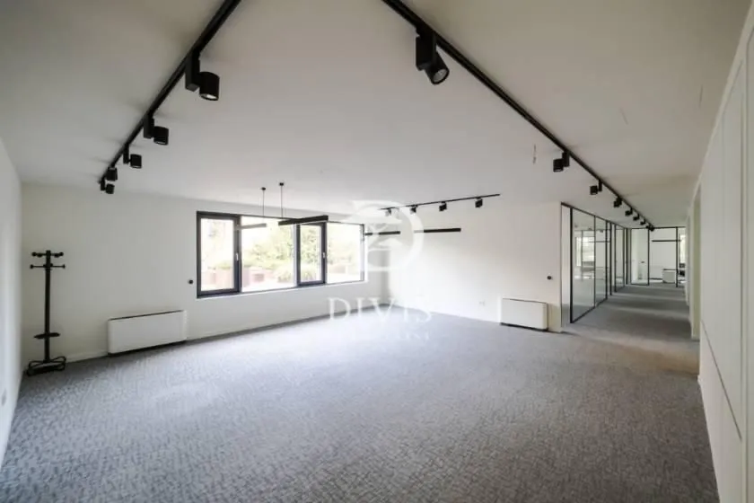 Izdavanje, poslovni prostor, 268m², Savski Venac, Beograd