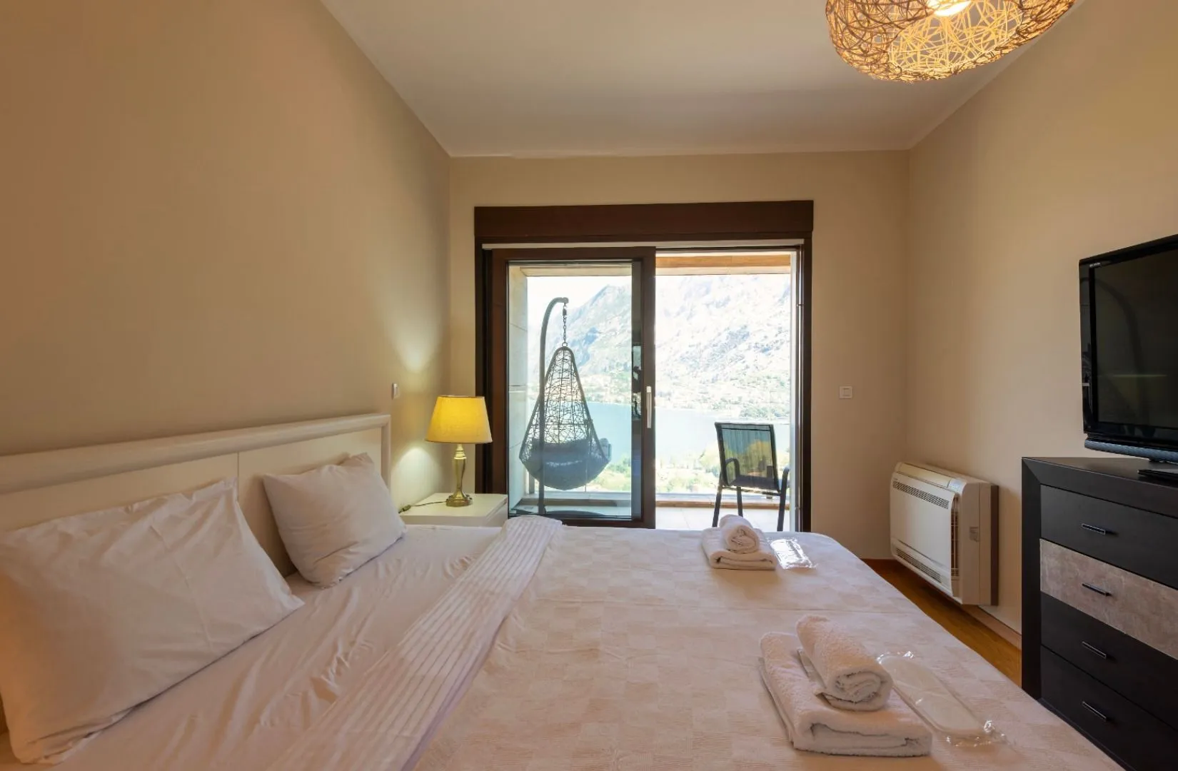 Izdavanje, trosoban stan, 141m², Škaljari, Kotor