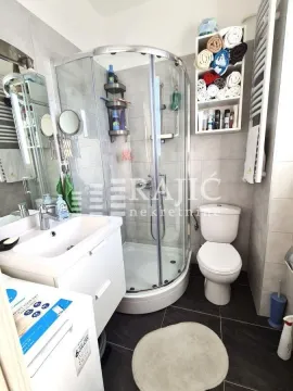 Kompaktno kupatilo sa tuš kabinom, umivaonikom i wc šoljom. - image 12