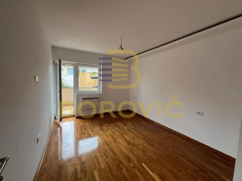 Prazna soba sa parketom i izlazom na terasu. - image 11