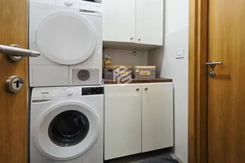 Kupatilo sa veš mašinom, mašinom za sušenje veša i bijelim elementima. - image 14
