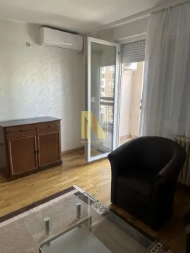 Dnevna soba sa garniturom i izlazom na terasu. - image 2