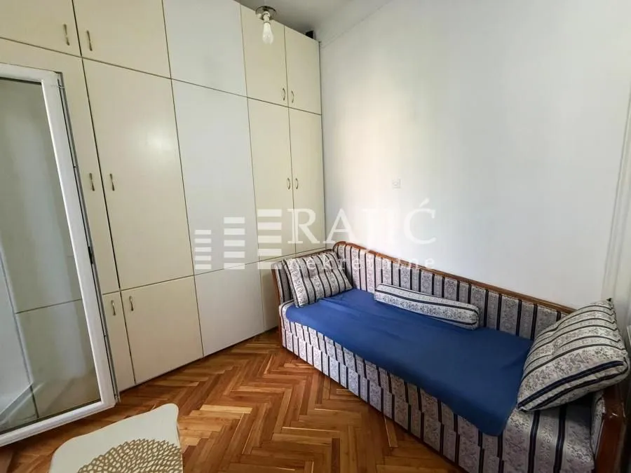 Smaller bedroom with a bed and a built-in wardrobe.