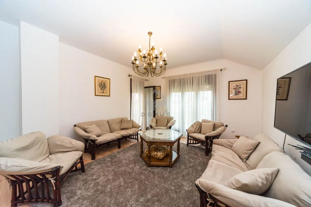 Izdavanje, trosoban stan, 100m², Gornja Gorica, Podgorica