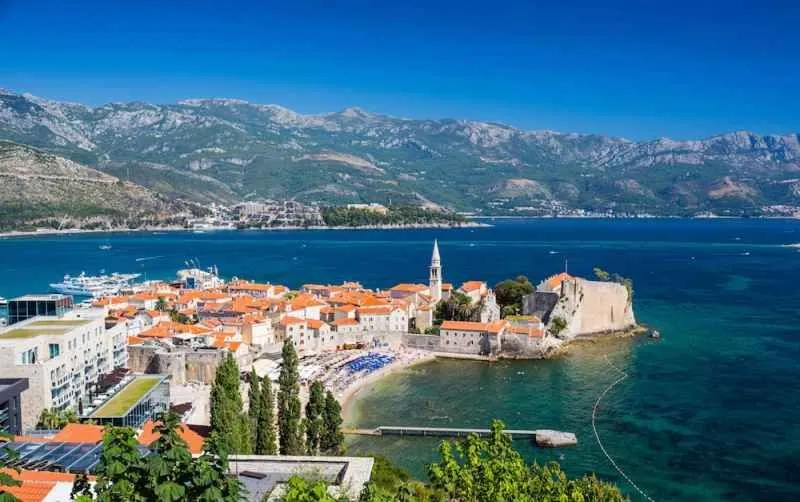 Pogled na stari grad i more iz nekretnine.