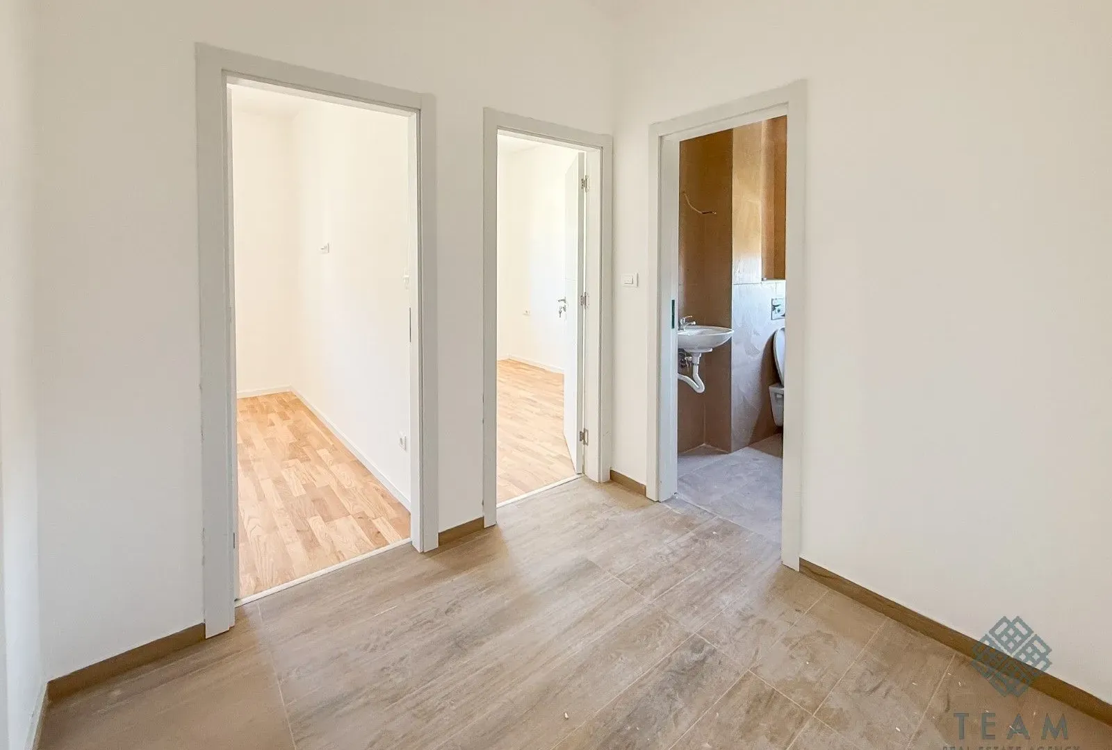 Izdavanje, dvosoban stan, 64m², Tološi, Podgorica