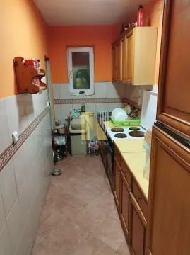 Manja kuhinja sa drvenim elementima i pločicama na zidu. - image 9