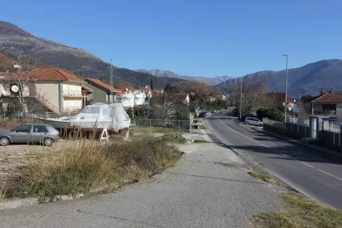 Pogled na ulicu i okolne kuće sa brdima u pozadini. - image 4
